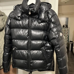 Moncler maya - Säljer min superfina svarta moncler maya i väldigt bra skick. Jag ger skicket 8.5/10 då den är flawless med tanke på att den använts sparsamt under tre år. Storlek 2, passar S/M. Passar mig som är 180 cm. Jackan är självfallet äkta och priset är 7500 sek.
