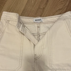 Jeans Weekday - Byxor i fint skick med fina fickor på framsidan. 