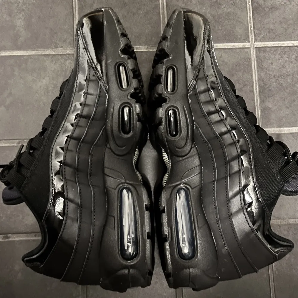Nike-sneakers i modellen Air Max 95 i färgen triple black. Använda endast en gång. . Skor.