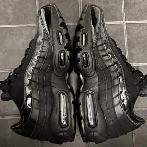 Nike-sneakers i modellen Air Max 95 i färgen triple black. Använda endast en gång. 