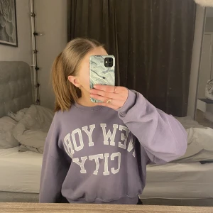 Sweatshirt med tryck - Säljer min fina lila sweatshirt som har ett ”new york city” tryck på framsidan. Det är inga konstigheter med den, finns inga hål och är sparsamt använd!💜Storlek M. 