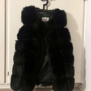 Pälsväst  - Pälsväst från Lovely of sweden. Inte äkta päls men väldigt mjuk och fin. Nästan nyskick andvänd endast 3 gånger. Nypris 1100 kr. 