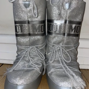 Glitter moonboots! - Glittriga moonboots, passar storlek 39-41, men jag är en 39:a och den sitter perfekt!  Ganska fint skick, lite glitter har skavts av på vissa ställen. 