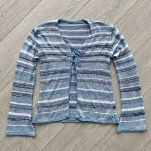 Kofta - En så söt liten kofta som man knyter i fram. Passar Xs-m. Köpare står för frakt🏹