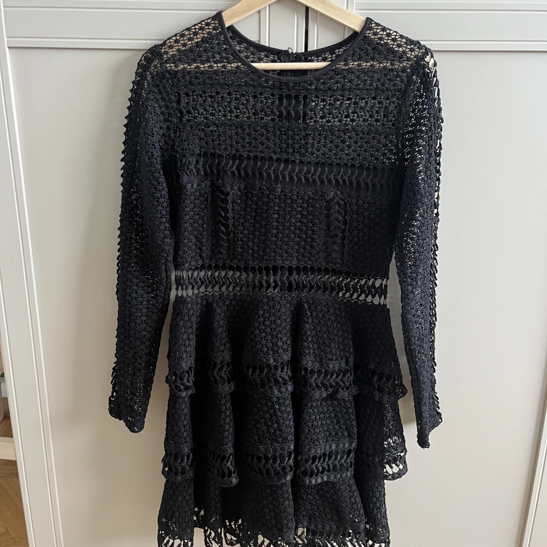 Festlig klänning i broderad spets  - 91