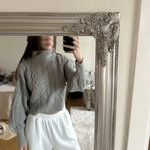 Stickad tröja - Grå stickad tröja, super fin 🌸