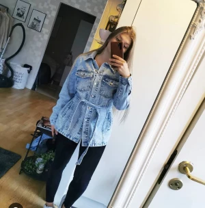 Jeansjacka Vero Moda  med knytskärp  - Jeans jacka från Vero Moda i storlek XS Endast provad så har prislapp kvar. 