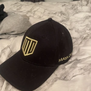Maya delorez keps - Säljer min maya delorez keps då jag inte använder den. Den är aldrig använd