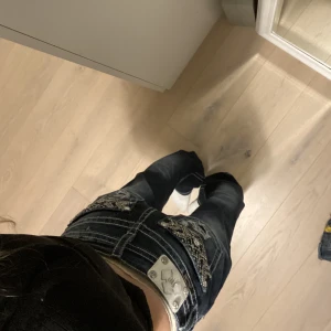 Miss Me jeans - Obs: RESERVERADE/Sålda. Ascoola jeans från Miss Me, säljer då dem är för långa på mig som är 164, och lite för stora i midjan. Storlek 28, bud startar på 340kr, annars kan man köpa direkt för 550kr. Obs. Tryck ej på Köp nu, skriv till mig innan!