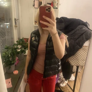 Moncler väst - Svart moncler väst i superskick! Säljer då den ej används, självklart äkta och qr kod finns!