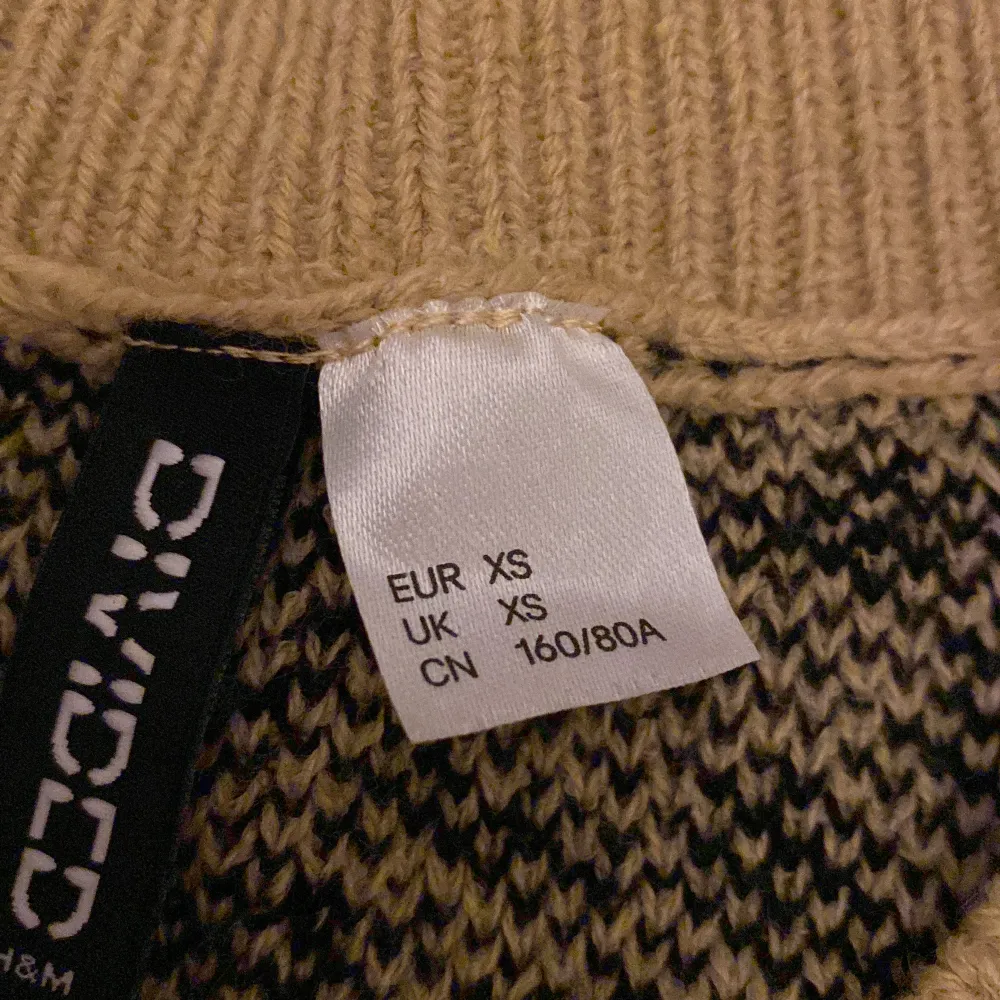 Säljer den här stickade tröjan från H&M då den inte kommer till användning längre. Storlek xs. Används fåtal gånger så den är i väldigt bra skick. Köpte för 250kr säljer för 150kr . Stickat.