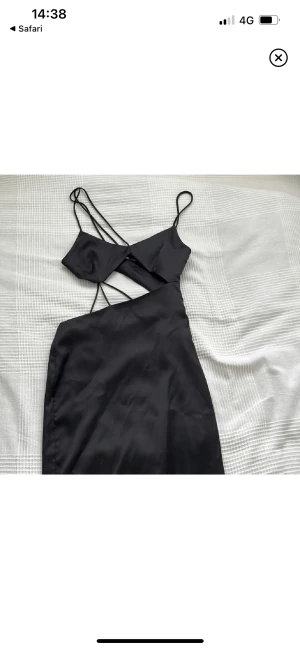 Svart zaraklänning - Snygg svart klänning från zara lite längre i modellen och med cut outs. Passar till långa olika festliga tillfällen, finns ej att köpa längre! Använd en gång!