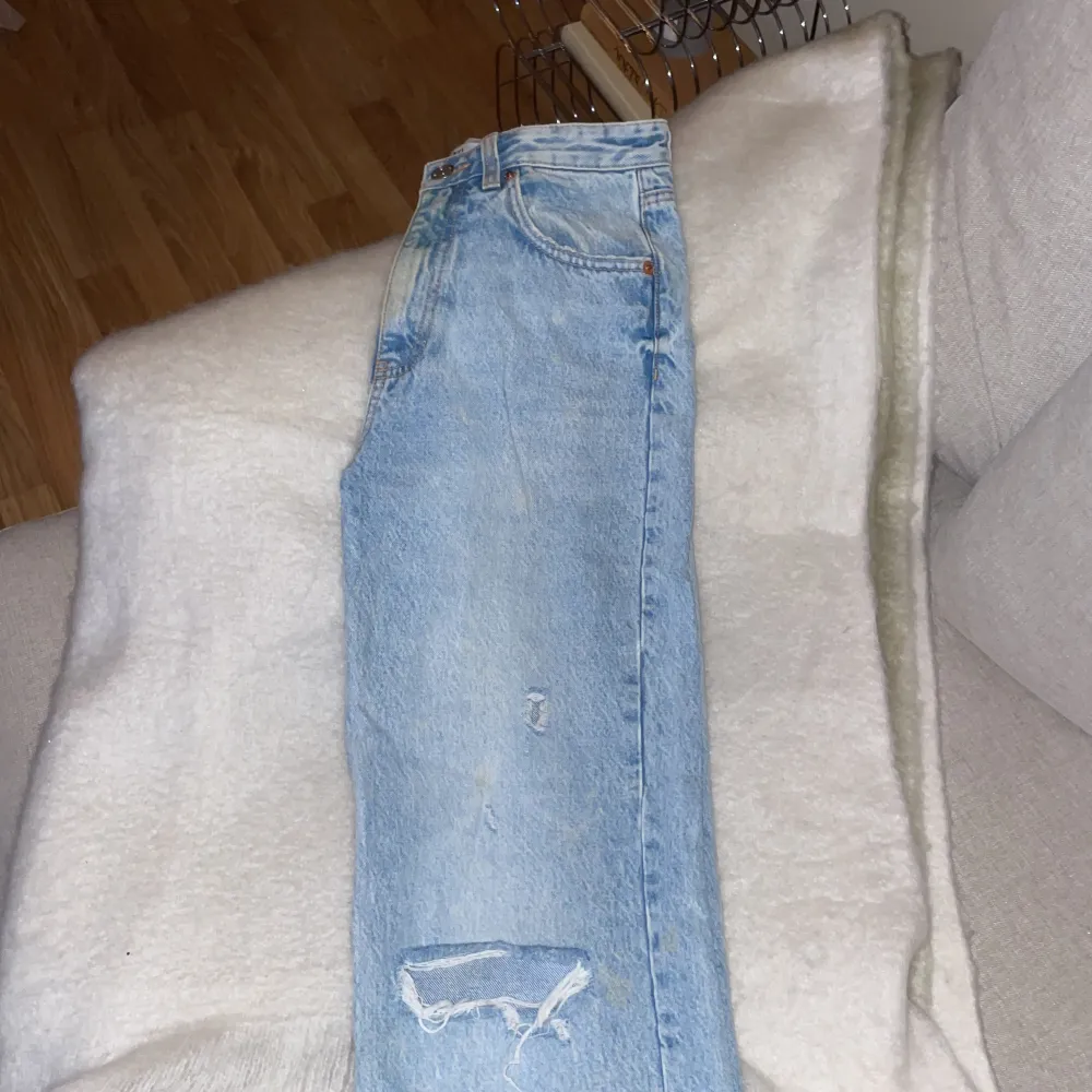 Långa raka jeans från Zara strl 36, hål på knän och fransiga i benslutet Kan skicka fler bilder om det önskas.  Använda ett fåtal gånger.  Jag är 164 cm och jeansen är väldigt långa på mig.   Köpare står för frakt . Jeans & Byxor.