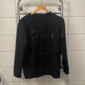 Svart tröja - Svart tröja Svart tryck ( we came from the future) Bra skick