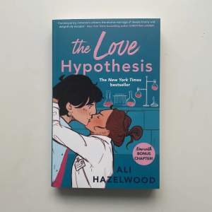 The Love Hypothesis av Ali Hazelwood. Den är helt ny och oläst i pocketformat. Nypris 179kr Skriv om du har några frågor eller vill ha mer bilder <3