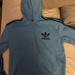 Adidas ziptröja - Säljer min älskade adidas zipup, köpt på sellpy i asbra skick, ingen storlek på tröjan men skulle säga L, oversize S-M