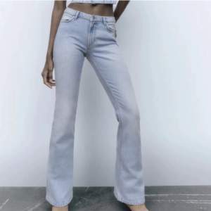 Säljer dessa slutsålda zara jeans som är lågmidjade och bootcut💕säljer billigt pga att de ej kommer till användning längre:(