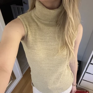 Stickad polo linne - Så snygg stickad polo utan armar i glitter och ish guld. Strl S💗