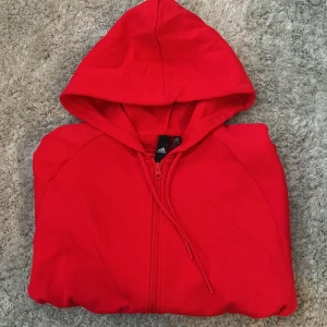 Adidas hoodie  - Säljer då den tyvärr aldrig kommit till användning. Alltså helt nytt skick adidas hoodie. Storlek medium.