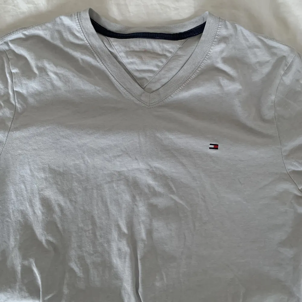 T-shirt från Tommy hilfiger, aldrig använd, köpt second hand. Ingen storlek men passar xs/s/m, 70kr💞. T-shirts.