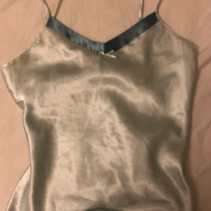 Ljusblått linne - Jättefint silkigt linne i ljusblått. Bra skick 