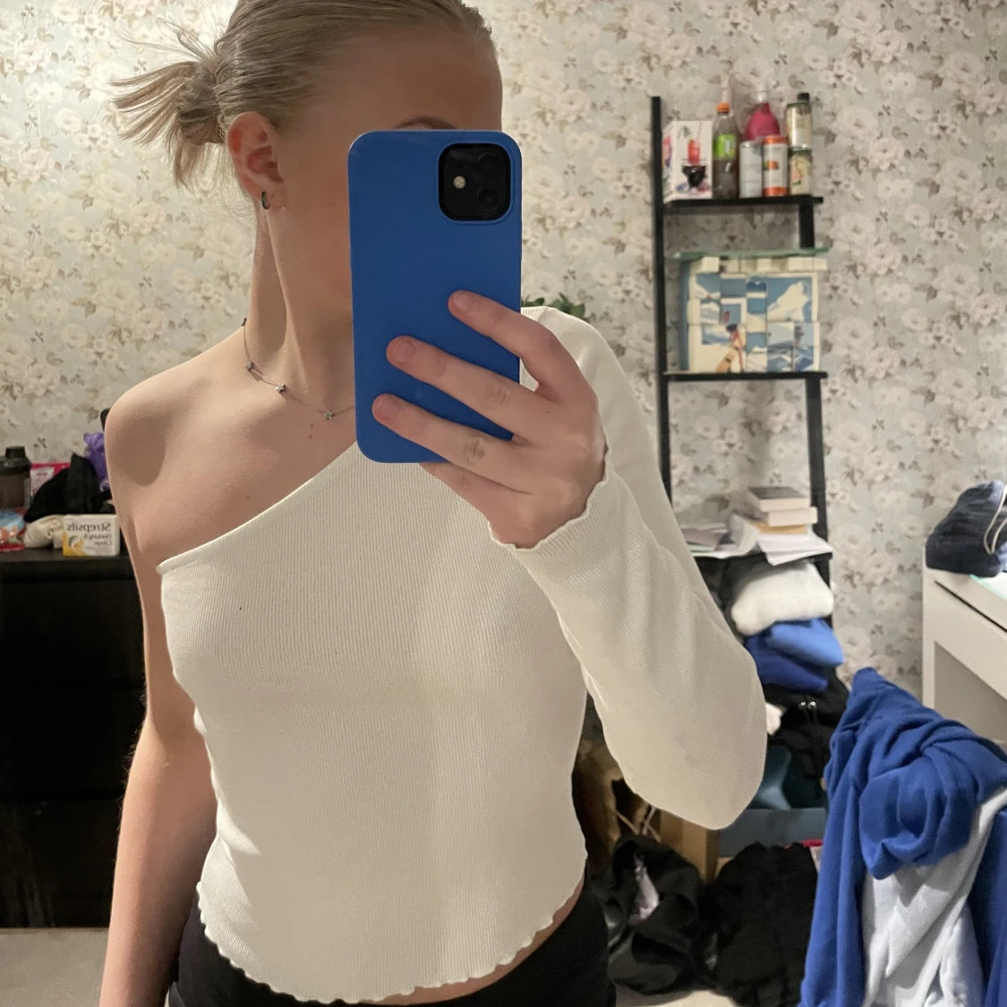 Vit tröja med en arm 