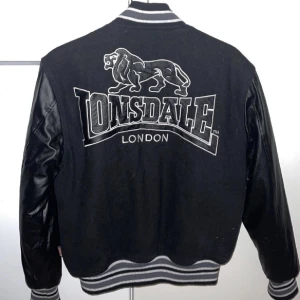 Lonsdale London Jacka  - Äkta Lonsdale London jacka i strl M🧡 Köpt för 2200🧡 pris kan diskuteras vid snabb affär