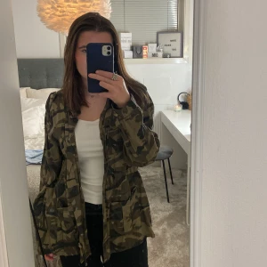 Kamouflage jacka - En super fin vår jacka som är i kamouflage! Köpt här på Plick men använd bara 1 gång ❤️