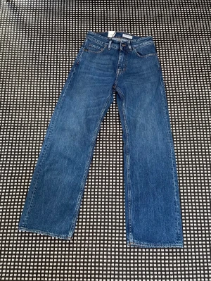 Tiger of Sweden jeans - Säljer mina sprillans nya tiger of Sweden jeans. Lapparna är kvar! Passform; relaxed fit med bootcut. Storlek 28:32 herr. Passar mig som brukar ha 28:30 på jeans. Prislappen sitter kvar då de är oanvända. Inköptes i somras för 1400kr. Använd ej köp nu!
