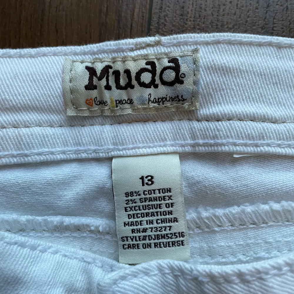 ett par vita vintage lowwaist Mudd jeans/capri, de är kortare i längden och går ned till vaderna. köpta i USA, aldrig använda utan endast provade, inga fläckar. mycket bra skick. ☺️ står storlek 13, skulle tro att det motsvarar 40. köpare står för frakt 💕. Jeans & Byxor.