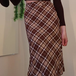 Brun rutig kjol helt ny - Kjolen är helt ny endast provad. Storleken är S/36. Jag är 172 och på mig går den till knäna. Väldigt fin kjol bara inte min stil😊