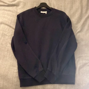 Weekday sweatshirt strl S - Weekday sweatshirt strl S, endast använd ett par gånger och är därför i ett mycket bra skick. Passar S/XS. Säljer därför jag föredrar andra sweatshirts i min garderob. Nypris: 350kr