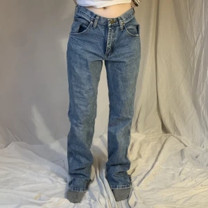 Jeans  - Midja-82cm innerbenet-83😊 en skada, en sån skärp är sönder