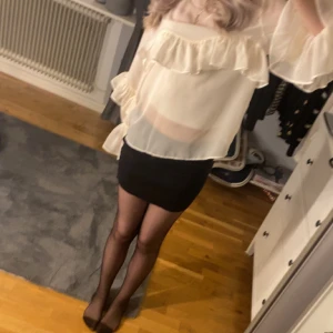 Kort kjol - Säljer en kort svart kjol i stl s som tyvärr är för stor för mig.  Byte går i första hand men säljer även💗 