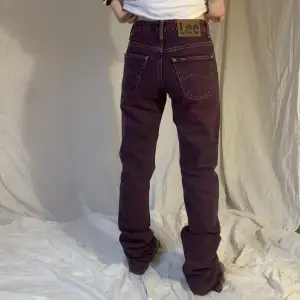 Lee lila jeans, sitter skit snyggt❤️ innerbenet - 98 cm (väldigt långa)😊 midja- 71 cm🥳