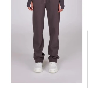 mjukisbyxor från LXA - Dark grey mjukisbyxor från LXA, storlek M. Helt nya och aldrig använda. Ordinarie pris 600kr. Jättefina och jättesköna men tyvärr förstora för mig:/