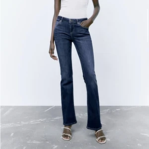 Lågmidjde bootcut jeans - Säljer ett par helt nya low Rise jeans med prislappen kvar från zara då de var för små och jag hann inte lämna tillbaka! 🤗🤗köpta för 400kr och jag säljer de för 300:)