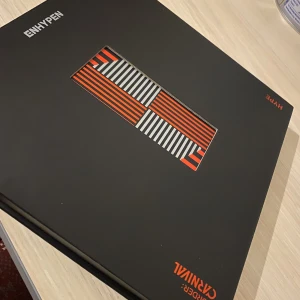 Enhypen album - Ny Enhypen album som jag vill sälja på grund av att jag råka köpa fel album man får dessutom två extra fotocard och om man vill veta vilken fotocard man får kan man skriva till mig 