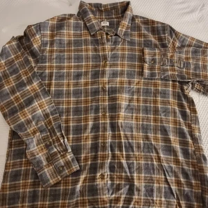 Uniqlo dam flanellskjorta - Aldrig använd skjorta med mjukt tyg. Ren och i fint skick. En aning oversized