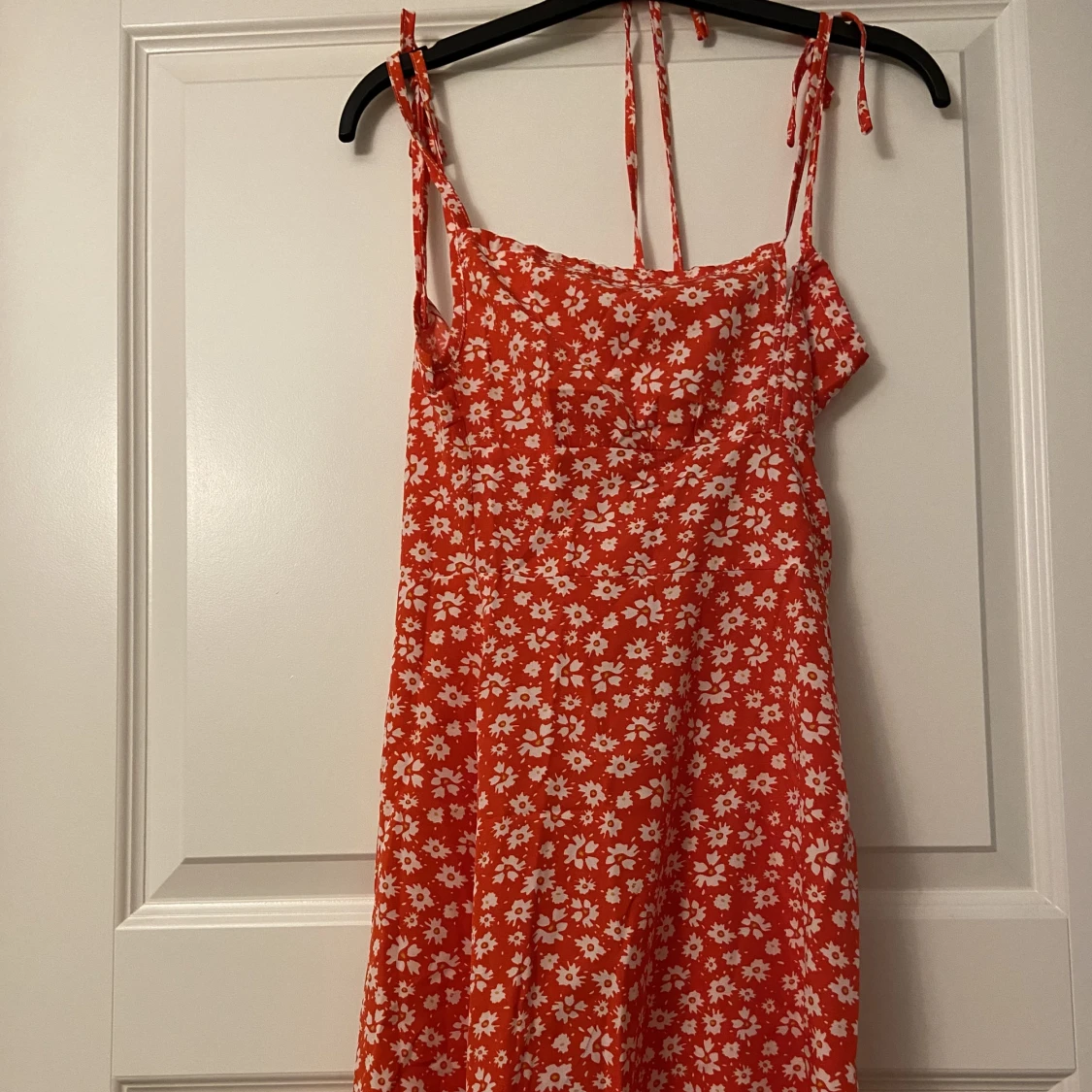 Röd blommig klänning 