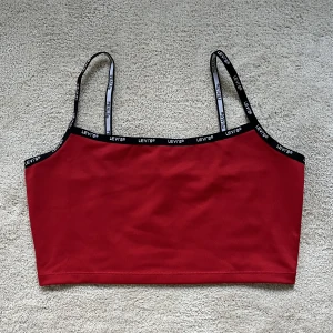 Levis topp - Fin röd topp från Levis i stl S. Knappt använd. 