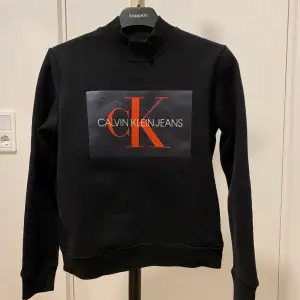 Svart Calvin Klein tröja i storlek S. Tröjan är i väldigt fint skick. 