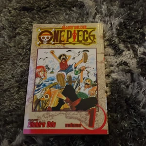 Manga  - Första onepiece boken en av det bästa böckerna jag läst omg rekommenderar❤️❤️ kontakta om du har frågor❤️