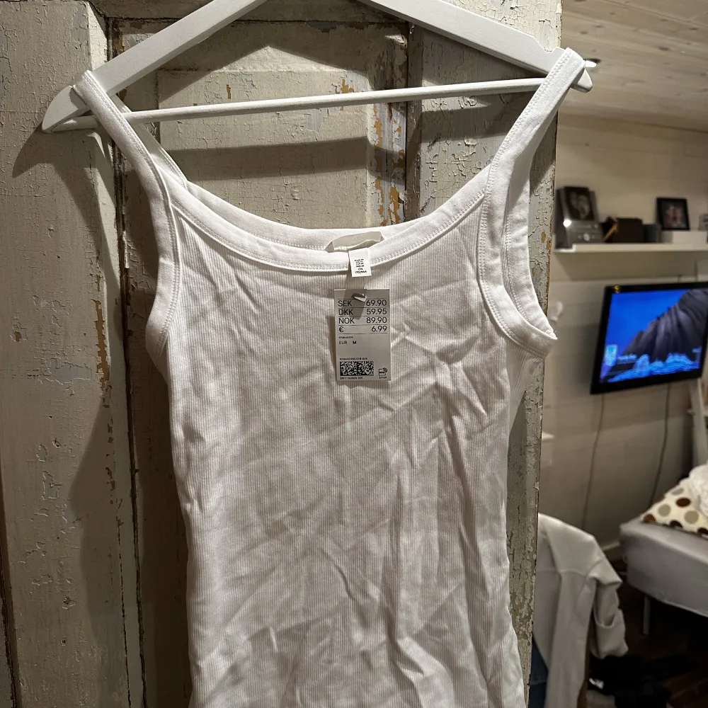 Helt nytt vitt linne ifrån H&M i storlek M. Aldrig använt och betalning sker via swish💕. Toppar.
