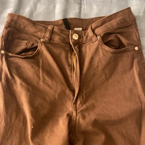Jeans  - Jätte fina bruna jeans, pösiga vid benen, andvänt ett par gånger men fortfarande i bra skick🤎