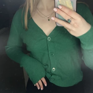 Grön ribbad tröja - Väldigt bra skick. Skriv för fler bilder. Köpt på stradivarius.