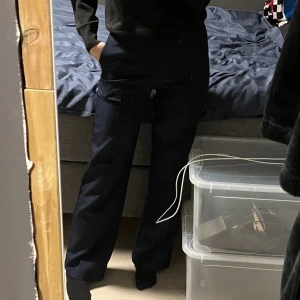 Kostymbyxor  - Säljer dessa mörkblå kostymbyxor från Madlady då de inte kommer till användning. De är insydda av en skräddare i midjan men inte så mycket. 