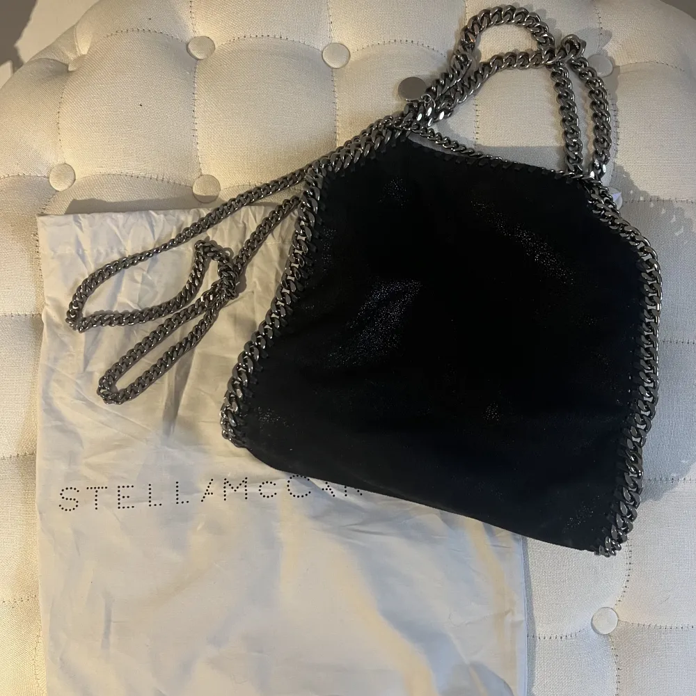 Säljer min fina Stella McCartney Fabella Mini väska. Köpt på Miinto, nypris runt 9000kr. Dustbag finns med💗. Väskor.