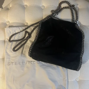 Stella McCartney  - Säljer min fina Stella McCartney Fabella Mini väska. Köpt på Miinto, nypris runt 9000kr. Dustbag finns med💗