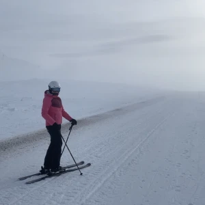 Skidjacka  - Säljer min mammas skidjacka som hon ej använder längre. Endast använd en vinter. Fint skick! Ord.pris 1.499kr